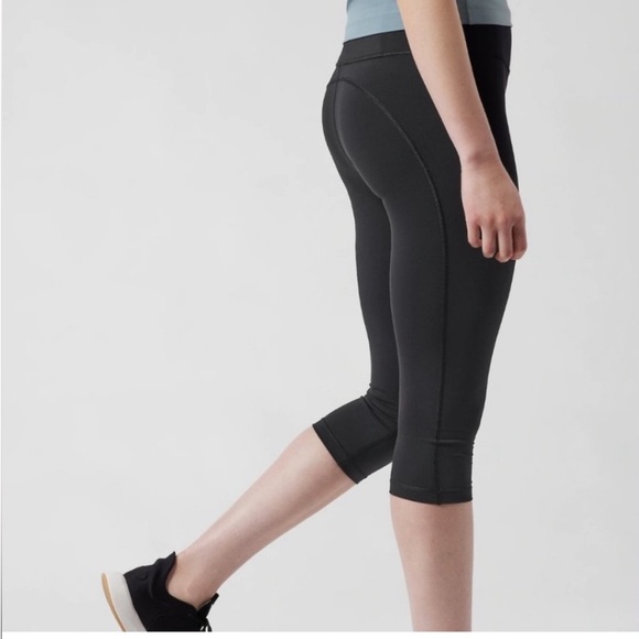 Athleta Pants - Athleta accelerated crop 3/4 black leggings size women’s small (bin CC)